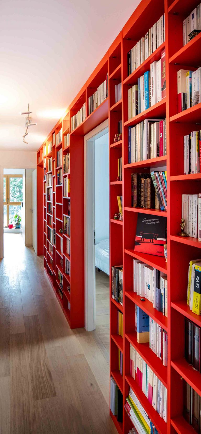 Bibliothèque colorée couloir - Compagnie des Ateliers