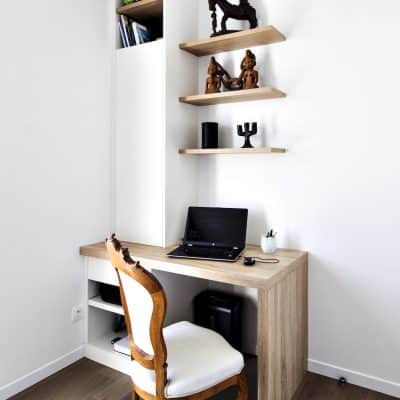 bureau bois et blanc avec étagères et placard semi-ouvert