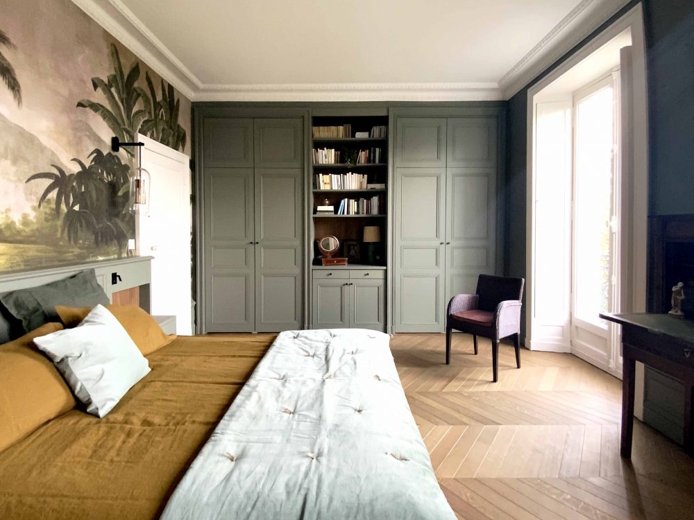 Tête de lit sur-mesure et placards dans une chambre