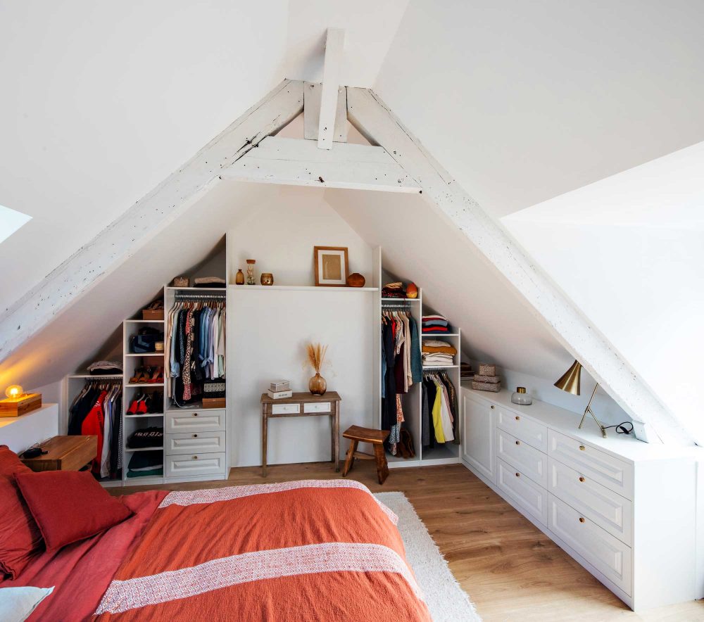 Chambre aménagée sous-comble avec dressing mouluré