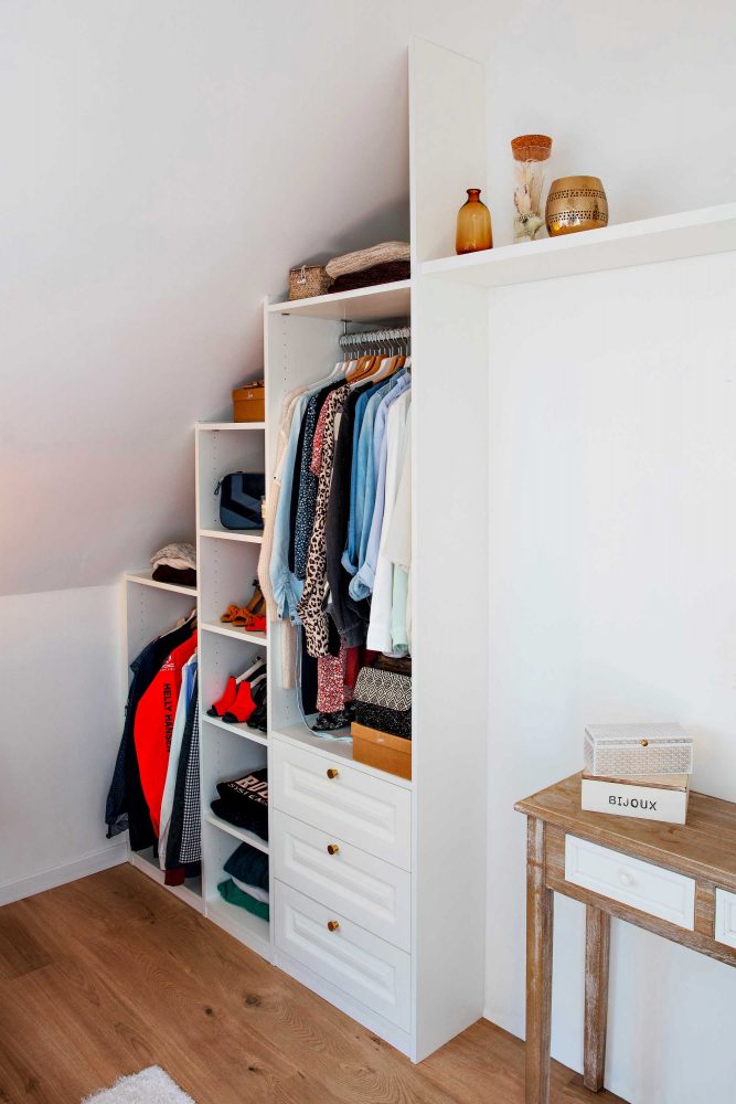 Chambre aménagée sous-comble avec dressing mouluré